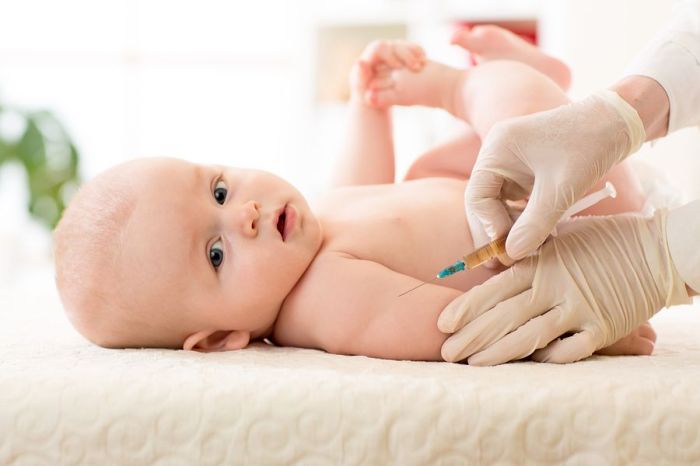 baby-krijgt-eerste-inenting-door-het-consultatiebureau